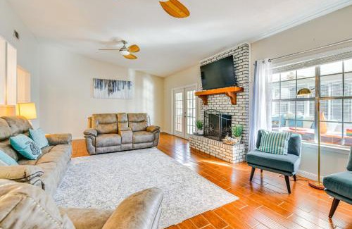 Wright Casa | Sunny Retreat with Hot Tub in Fort Walton Beach!