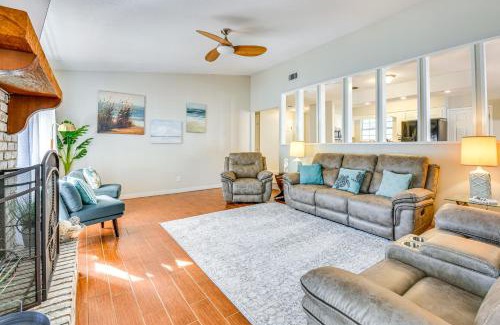Wright Casa | Sunny Retreat with Hot Tub in Fort Walton Beach!
