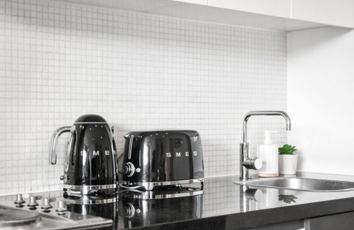 Richmond North Apartamento | Sunny Richmond Escape: 2BR + Large Balcony
