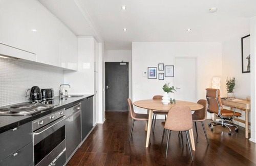 Richmond North Apartamento | Sunny Richmond Escape: 2BR + Large Balcony