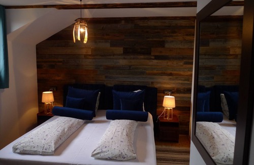 Cartisoara Cama Y Desayuno | Sunny rooms and soft beds, ideal for lazy afternoons and silent nights.