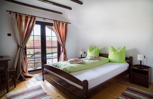 Cartisoara Cama Y Desayuno | Sunny rooms and soft beds, ideal for lazy afternoons and silent nights.