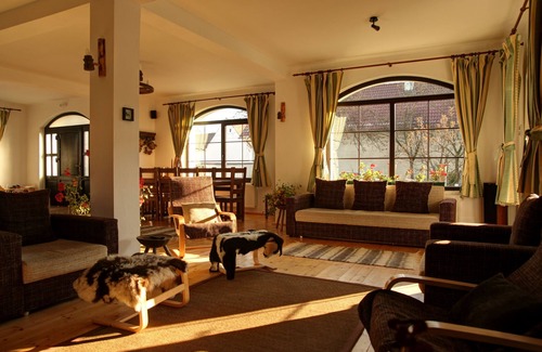 Cartisoara Cama Y Desayuno | Sunny rooms and soft beds, ideal for lazy afternoons and silent nights.
