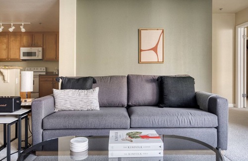 San Bruno Apartamento | Sunny San Bruno 2BR w/ Pool, W/D, Gym, walk to YouTube, by Blueground