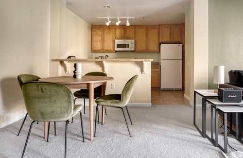 San Bruno Apartamento | Sunny San Bruno 2BR w/ Pool, W/D, Gym, walk to YouTube, by Blueground