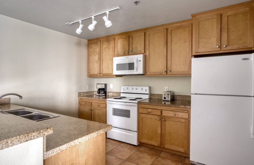 San Bruno Apartamento | Sunny San Bruno 2BR w/ Pool, W/D, Gym, walk to YouTube, by Blueground