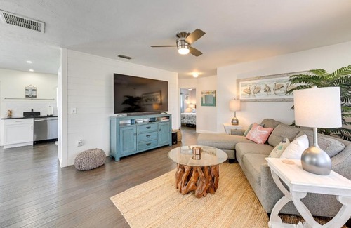 Gulf Gate Estates Casa | Sunny Sarasota Home with Pool Near Siesta Key Beach!