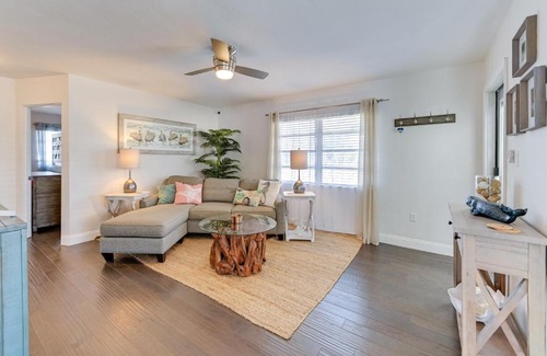 Gulf Gate Estates Casa | Sunny Sarasota Home with Pool Near Siesta Key Beach!