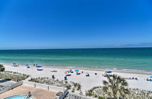 Sunset Beach Apartamento | Sunny Seaside Condo with Pool and Walk to Beach!