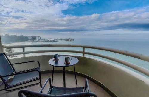 Si Rusa Apartamento | 'Sunny Seaview' at Regency corner unit with 2 carpark by Shine Stay
