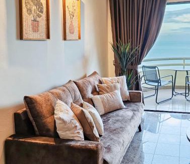 Si Rusa Apartamento | 'Sunny Seaview' at Regency corner unit with 2 carpark by Shine Stay