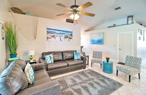 Sebastian Highlands Casa | Sunny Sebastian Home with Lanai about 6 Mi to Beach