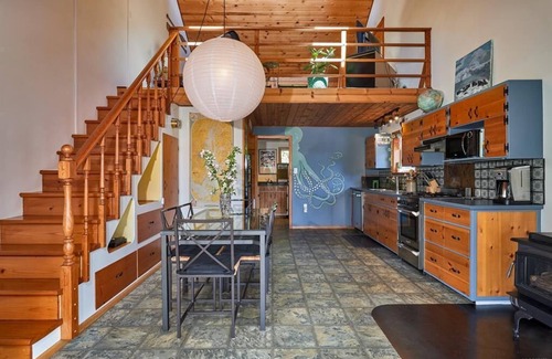 Fanny Bay Casa | Sunny Shores Beach House w/ Mountain Views