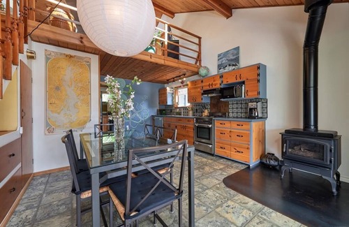 Fanny Bay Casa | Sunny Shores Beach House w/ Mountain Views