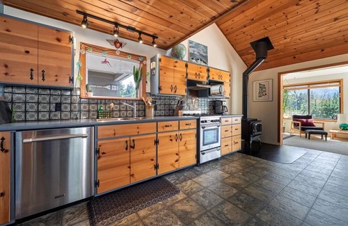 Fanny Bay Casa | Sunny Shores Beach House w/ Mountain Views