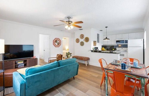 Sailboat Bend Condominio | Sunny Side Stay Condo- 2 bed 1 bath Near Riverwalk