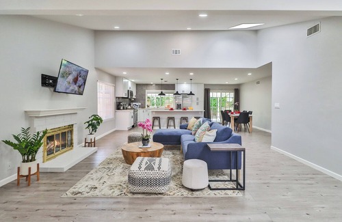 Santa Susana Casa | Sunny Simi Valley Long Term Stays Dedicated Workplace Jacuzzi Temporary Home
