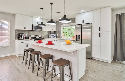 Santa Susana Casa | Sunny Simi Valley Long Term Stays Dedicated Workplace Jacuzzi Temporary Home