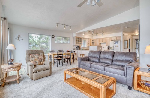 Bayshore Casa | Sunny Single-Level with Bridge and Bay Views in Bayshore, Beach and Pool Access!