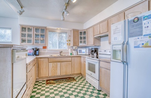 Bayshore Casa | Sunny Single-Level with Bridge and Bay Views in Bayshore, Beach and Pool Access!