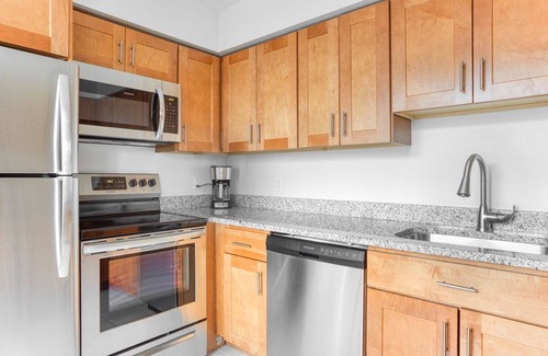 Central Square Apartamento | Sunny Somerville 1BR w/ W/D in Building, nr Harvard & MIT, by Blueground
