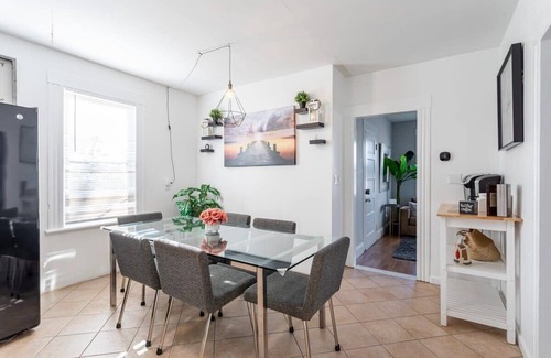 Fairfield Apartamento | Sunny & Spacious 2BD, 1BA WFH Apt-Huge Yard & Patio