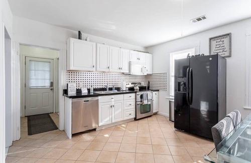 Fairfield Apartamento | Sunny & Spacious 2BD, 1BA WFH Apt-Huge Yard & Patio