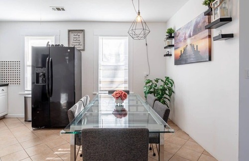 Fairfield Apartamento | Sunny & Spacious 2BD, 1BA WFH Apt-Huge Yard & Patio