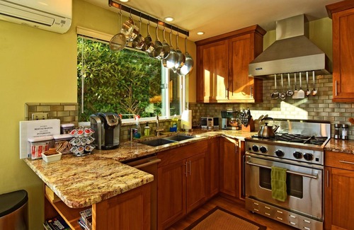 Lower Queen Anne Condominio | QUEEN ANNE 2BD CONDO - AC - CHIMENEA DE GAS - SOLEADO Y BRILLANTE - CALIFICACIONES DE 5 ESTRELLAS