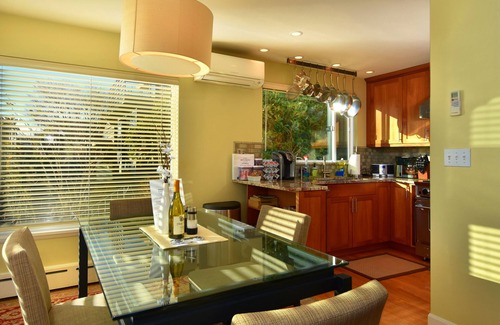 Lower Queen Anne Condominio | QUEEN ANNE 2BD CONDO - AC - CHIMENEA DE GAS - SOLEADO Y BRILLANTE - CALIFICACIONES DE 5 ESTRELLAS
