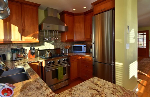 Lower Queen Anne Condominio | QUEEN ANNE 2BD CONDO - AC - CHIMENEA DE GAS - SOLEADO Y BRILLANTE - CALIFICACIONES DE 5 ESTRELLAS