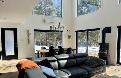 Mauricie Chalet De Esquí | Sunny, spacious lakeside chalet.
