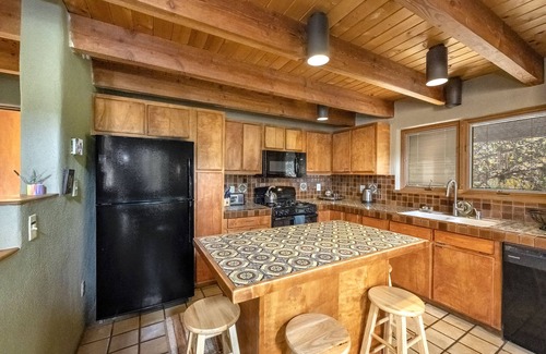 Taos Casa | Una casa hermosa y brillante justo en Taos + bañera de hidromasaje grande!