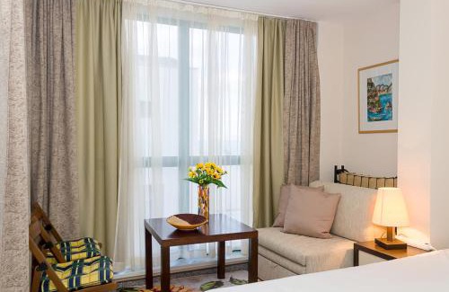 Golden Sands Apartamento | Sunny Studio in Hotel Berlin, Steps from the Beach! by Flat Mаnager
