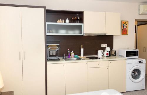 Golden Sands Apartamento | Sunny Studio in Hotel Berlin, Steps from the Beach! by Flat Mаnager
