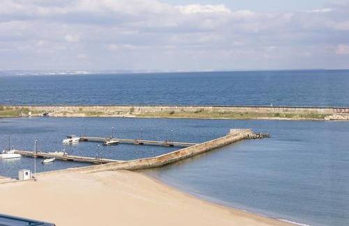 Golden Sands Apartamento | Sunny Studio in Hotel Berlin, Steps from the Beach! by Flat Mаnager