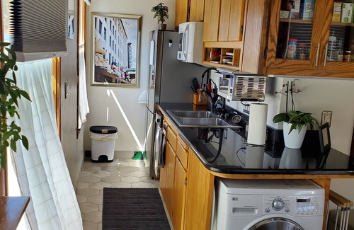 Everett Apartamento | "Sunny Studio Retreat, Steps from Downtown"