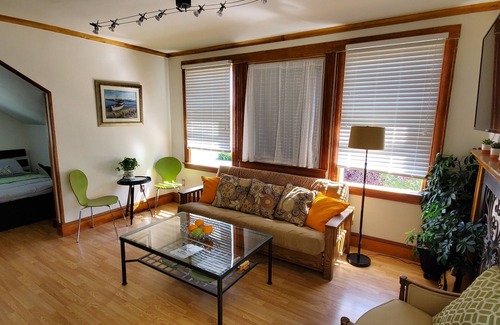 Everett Apartamento | "Sunny Studio Retreat, Steps from Downtown"
