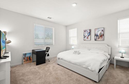 Westmont Casa | Sunny & Stylish Near LA 4BR Home w Desks & Lounge