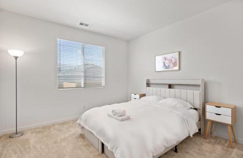 Westmont Casa | Sunny & Stylish Near LA 4BR Home w Desks & Lounge