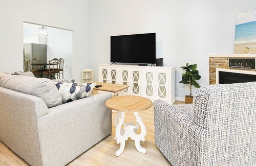 Vaught Condominio | Sunny, third-floor condo with fireplace, pool, & tennis - near golf & beach