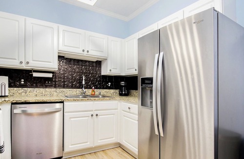 Vaught Condominio | Sunny, third-floor condo with fireplace, pool, & tennis - near golf & beach