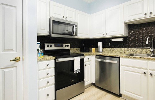 Vaught Condominio | Sunny, third-floor condo with fireplace, pool, & tennis - near golf & beach