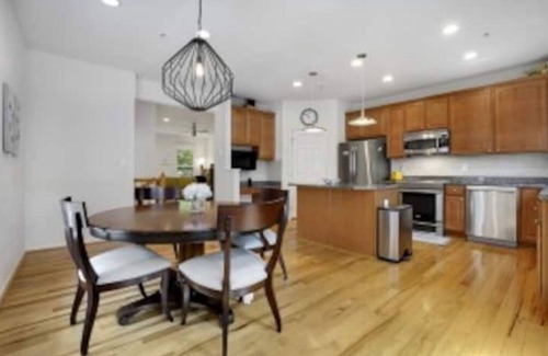 Ellicott City Casa | Sunny Townhome/4Br/2.5Bath
