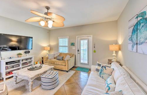 Corpus Christi Casa | Sunny Townhome with Pool Access about 1 Mi to Beach