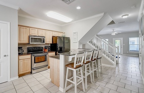 Corpus Christi Casa | Sunny townhouse with enclosed yard, washer/dryer, WiFi, & Netflix. Dog-friendly