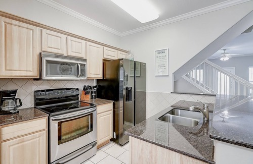 Corpus Christi Casa | Sunny townhouse with enclosed yard, washer/dryer, WiFi, & Netflix. Dog-friendly
