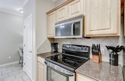 Corpus Christi Casa | Sunny townhouse with enclosed yard, washer/dryer, WiFi, & Netflix. Dog-friendly