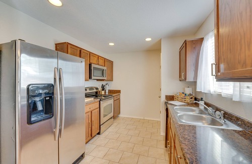Universal City Casa | Sunny Universal City Home ~ 18 Mi to San Antonio!