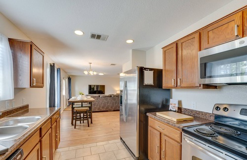 Universal City Casa | Sunny Universal City Home ~ 18 Mi to San Antonio!